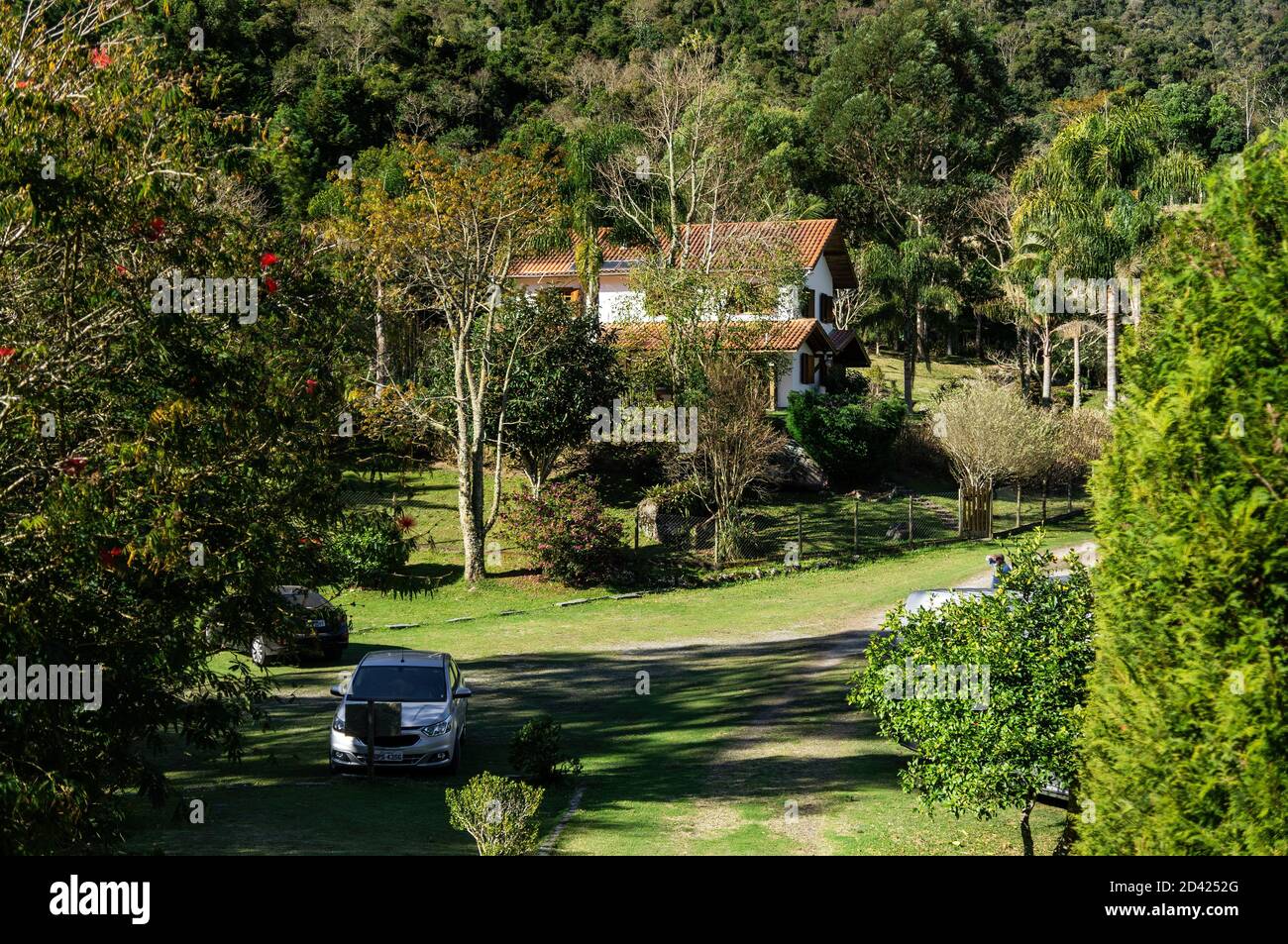 Il parcheggio e l'ingresso della birreria Wolkenburg sono circondati da una vegetazione verde e dalla foresta della campagna della regione di Cunha. Foto Stock