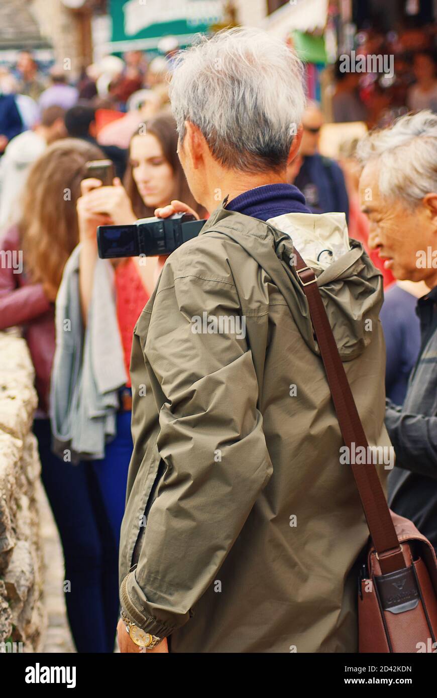 L'uomo asiatico più anziano che registra visita il luogo con la fotocamera mentre si viaggia verso la vecchia città di otoman. Foto Stock