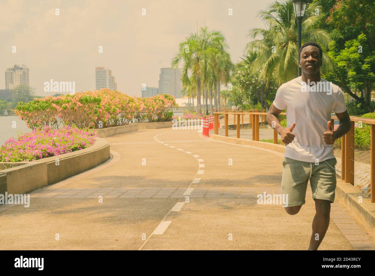 Giovane bell'uomo africano che si esercita al parco nel città Foto Stock