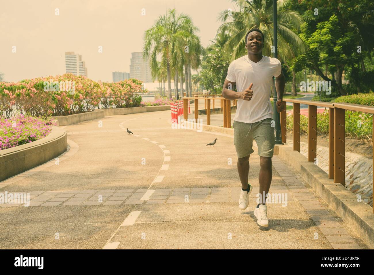 Giovane bell'uomo africano che si esercita al parco nel città Foto Stock