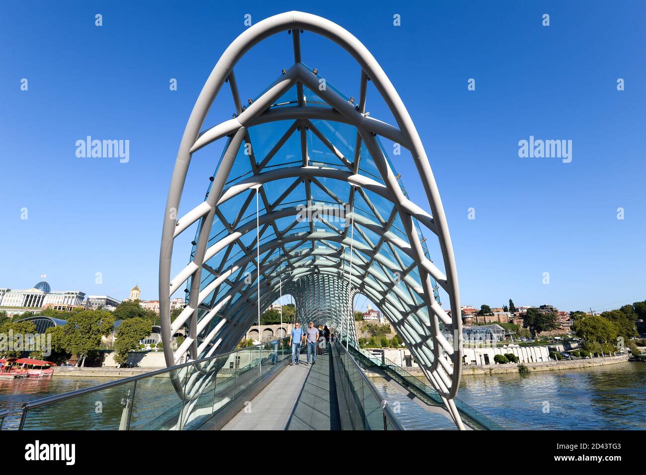 Ponte della Pace a Tbilisi, Georgia. Ponte pedonale dal design moderno che attraversa il fiume Kura. Foto Stock