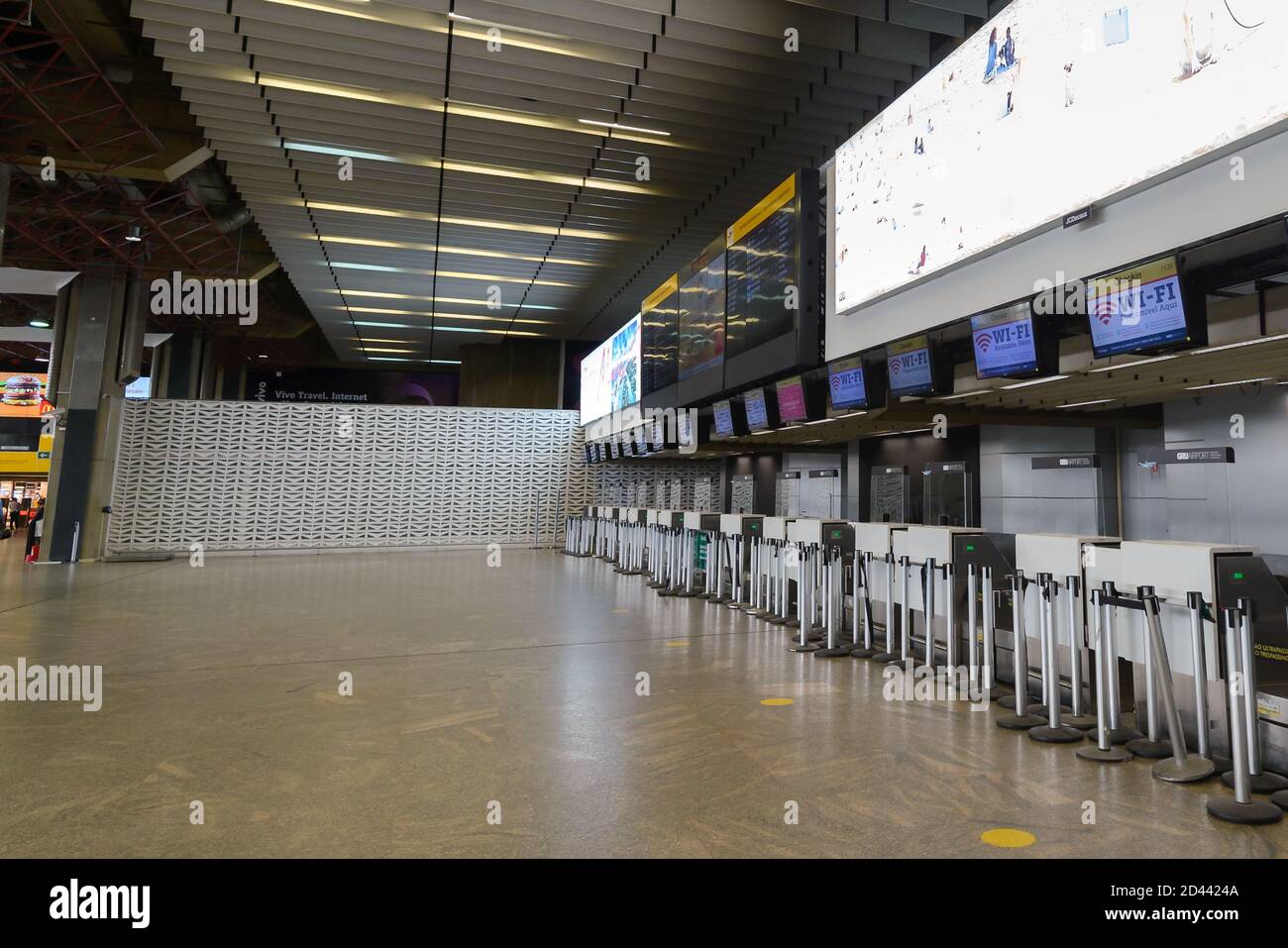 Sala vuota per il check-in in aeroporto a causa del coronavirus. Terminal 2 dell'aeroporto di GRU senza passeggeri. Aeroporto Guarulhos di Sao Paulo durante la pandemia di covid 19. Foto Stock