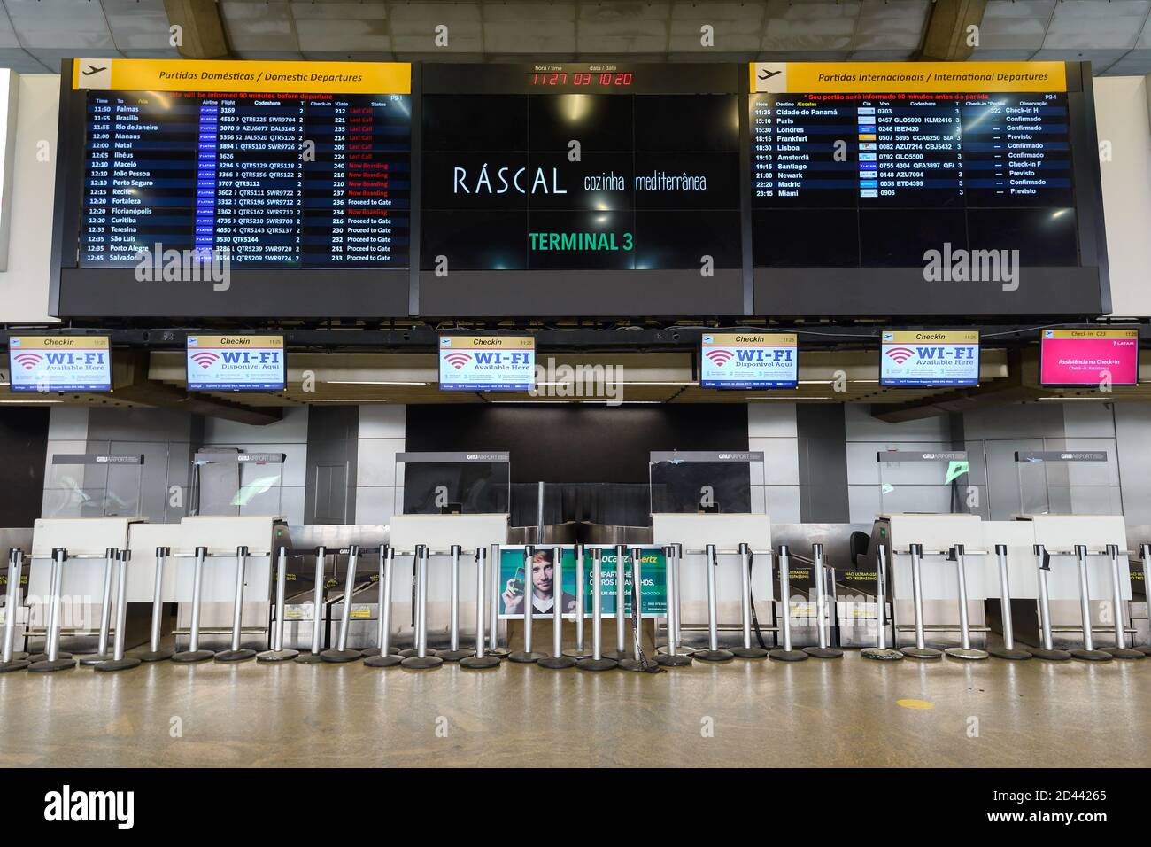 I banchi di check-in sono chiusi a causa di una pandemia di covid 19. La sala del terminal 2 dell'aeroporto di GRU è vuota. Aeroporto Guarulhos di San Paolo durante il coronavirus con domanda bassa. Foto Stock