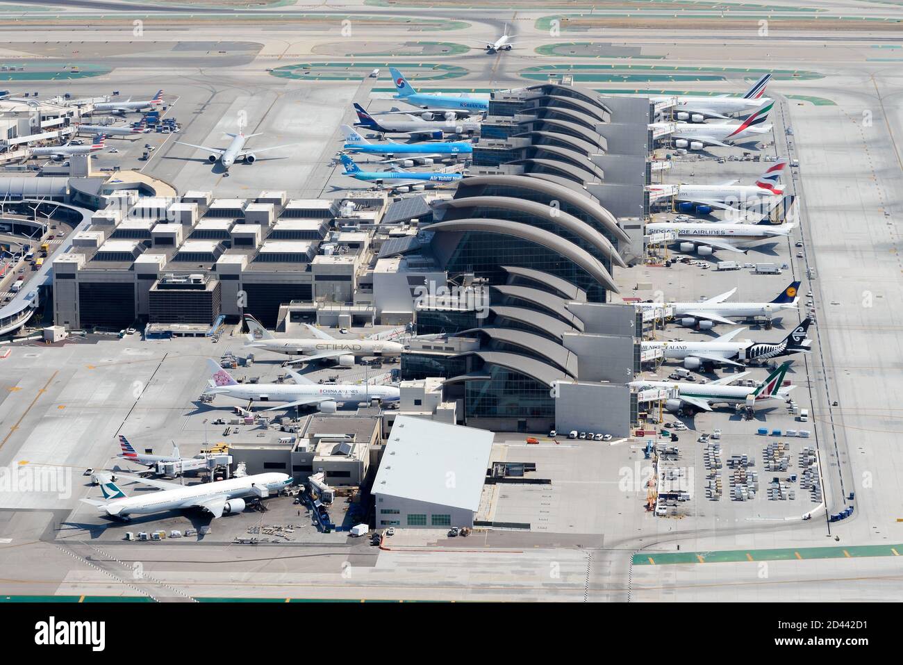 Vista aerea del terminal INTERNAZIONALE LAX Tom Bradley all'aeroporto internazionale di Los Angeles. Terminal dell'aeroporto DI TBIT occupato con voli internazionali. Foto Stock