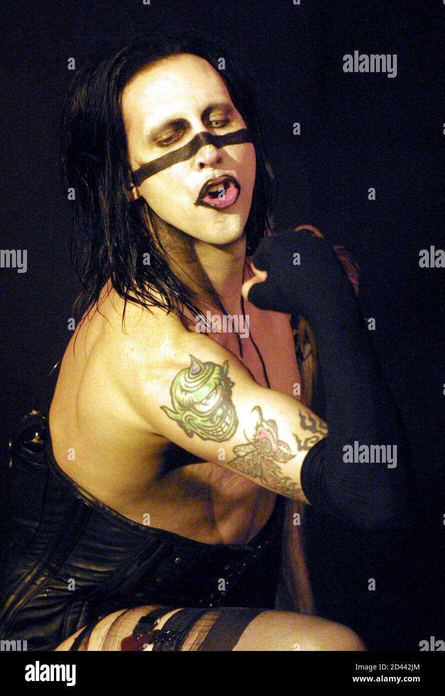 Marilyn Manson si esibisce durante uno spettacolo esaurito il 1° luglio 2001 presso la House of Blues all'interno del Mandalay Bay Resort & Casino di Las Vegas. Manson sta girando a sostegno del suo album 'Holy Wood: In the Valley of the Shadow of Death. Foto Stock