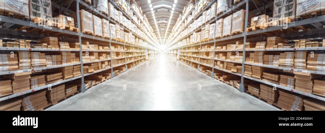 Immagine di sfondo offuscata astratta di file Panorama con scatole di merci nel magazzino industriale moderno al magazzino di fabbrica archiviazione per registro Foto Stock