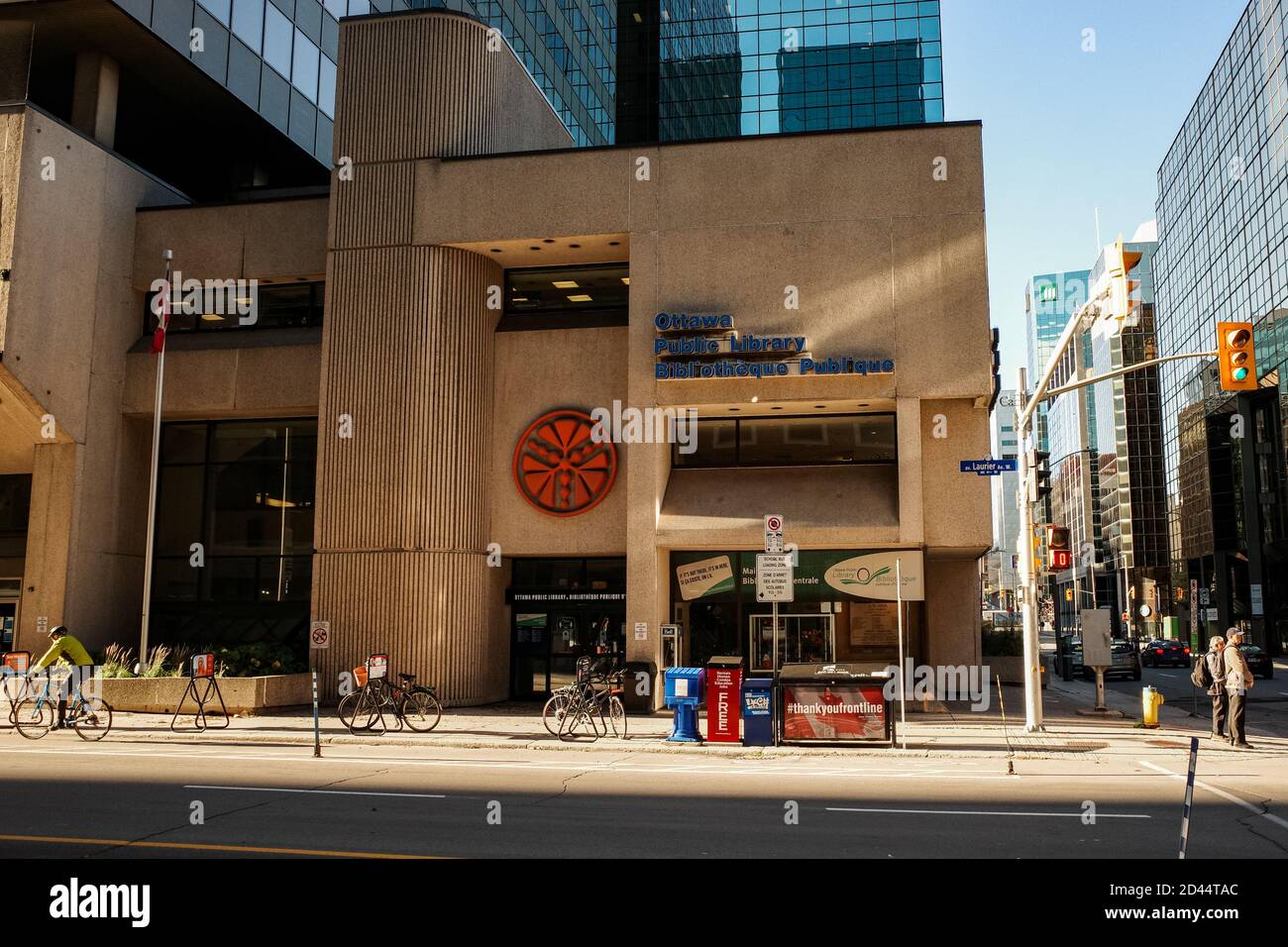 La filiale principale della Biblioteca pubblica di Ottawa si trova in Metcalfe Street a Laurier Avenue nel centro di Ottawa, Ontario, Canada nell'ottobre 2020. Foto Stock