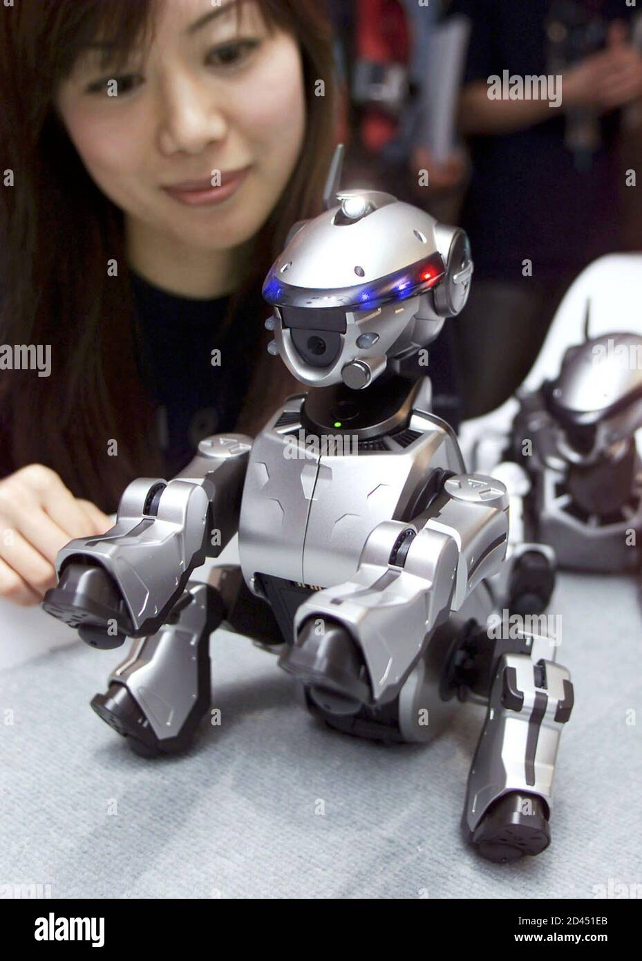 Sony presenta il nuovo robot da intrattenimento AIBO (ERS-220) mentre balla  in occasione di una presentazione a Tokyo l'8 novembre 2001. Il robot  altamente futuristico vanta nuove caratteristiche hardware, tra cui 19