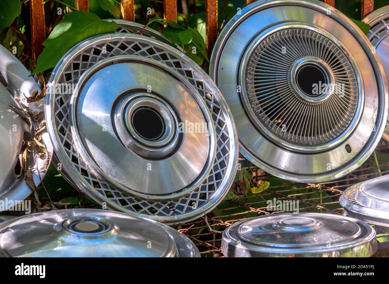 l'esposizione dei cappucci dei mozzi argentati è esposta per la vendita a. un mercato all'aperto Foto Stock