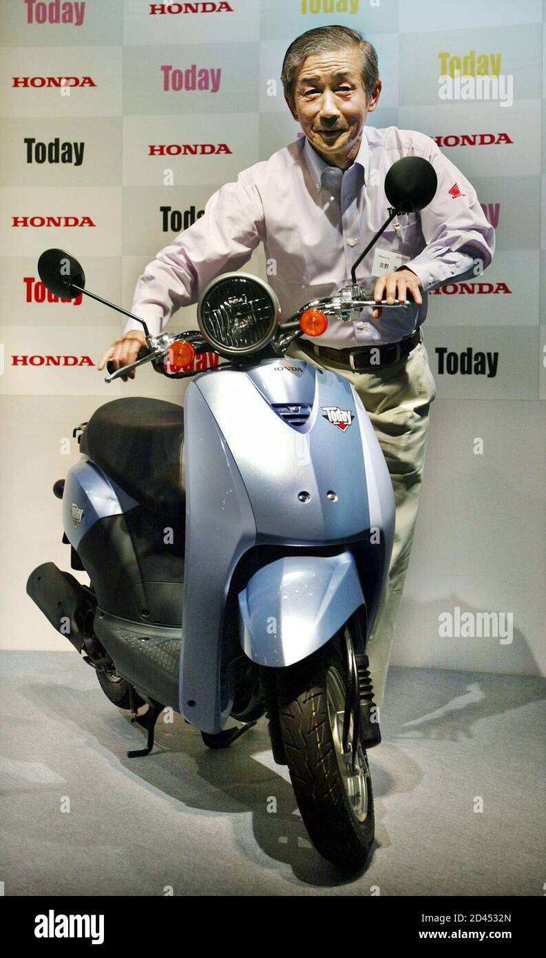 Il presidente Honda Motor Co Hiroyuki Yoshino presenta il nuovo scooter  "oggi" ecologico a Tokyo il 22 luglio 2002. Lo scooter da 50 cc a quattro  tempi, assemblato in Cina, offre risparmio