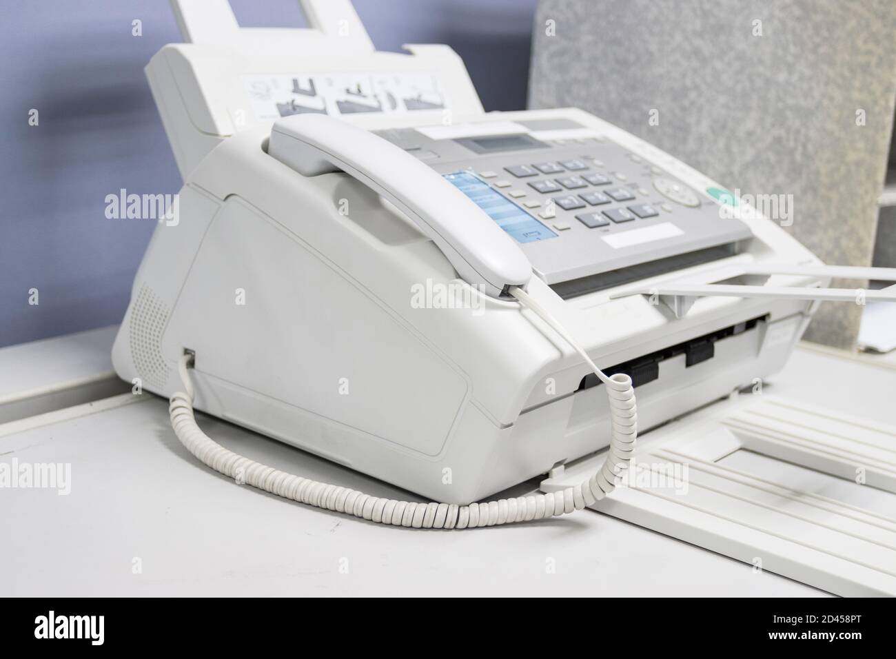 L'apparecchio fax utilizza per l'invio di documenti in ufficio,  apparecchiature concettuali necessarie in ufficio Foto stock - Alamy