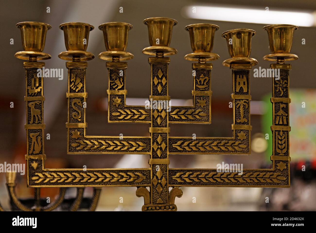 Candelabro ebreo a sette armi in bronzo Foto stock - Alamy