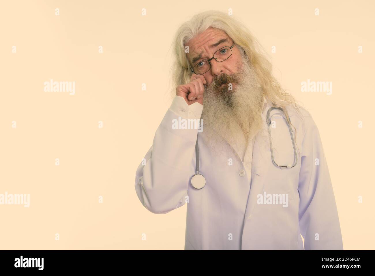 Studio shot di senior uomo barbuto medico cercando triste Foto Stock