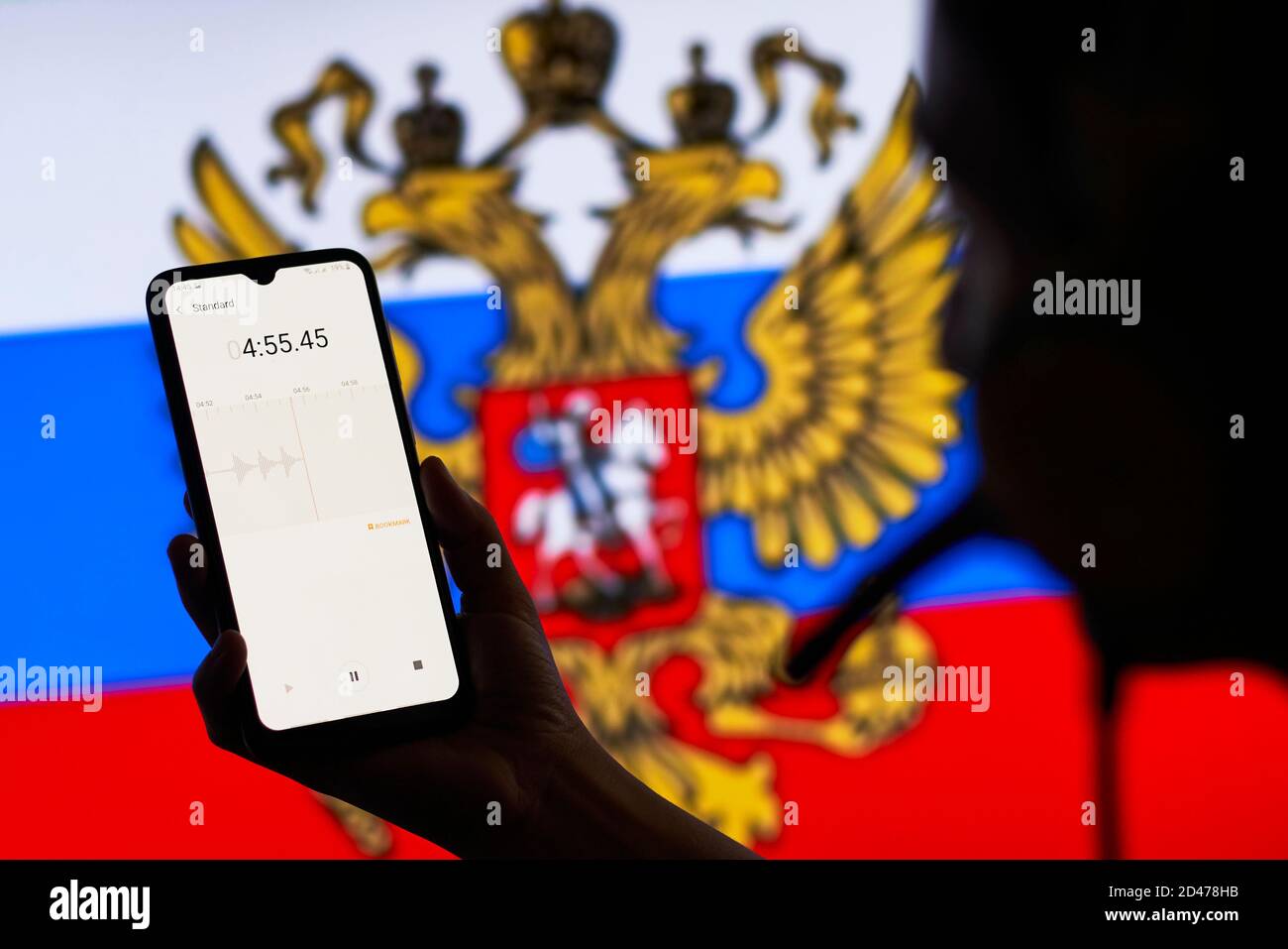 Ufficiale del Servizio Segreto Russo che registra conversazioni diplomatiche con un ascolto speciale dispositivo Foto Stock