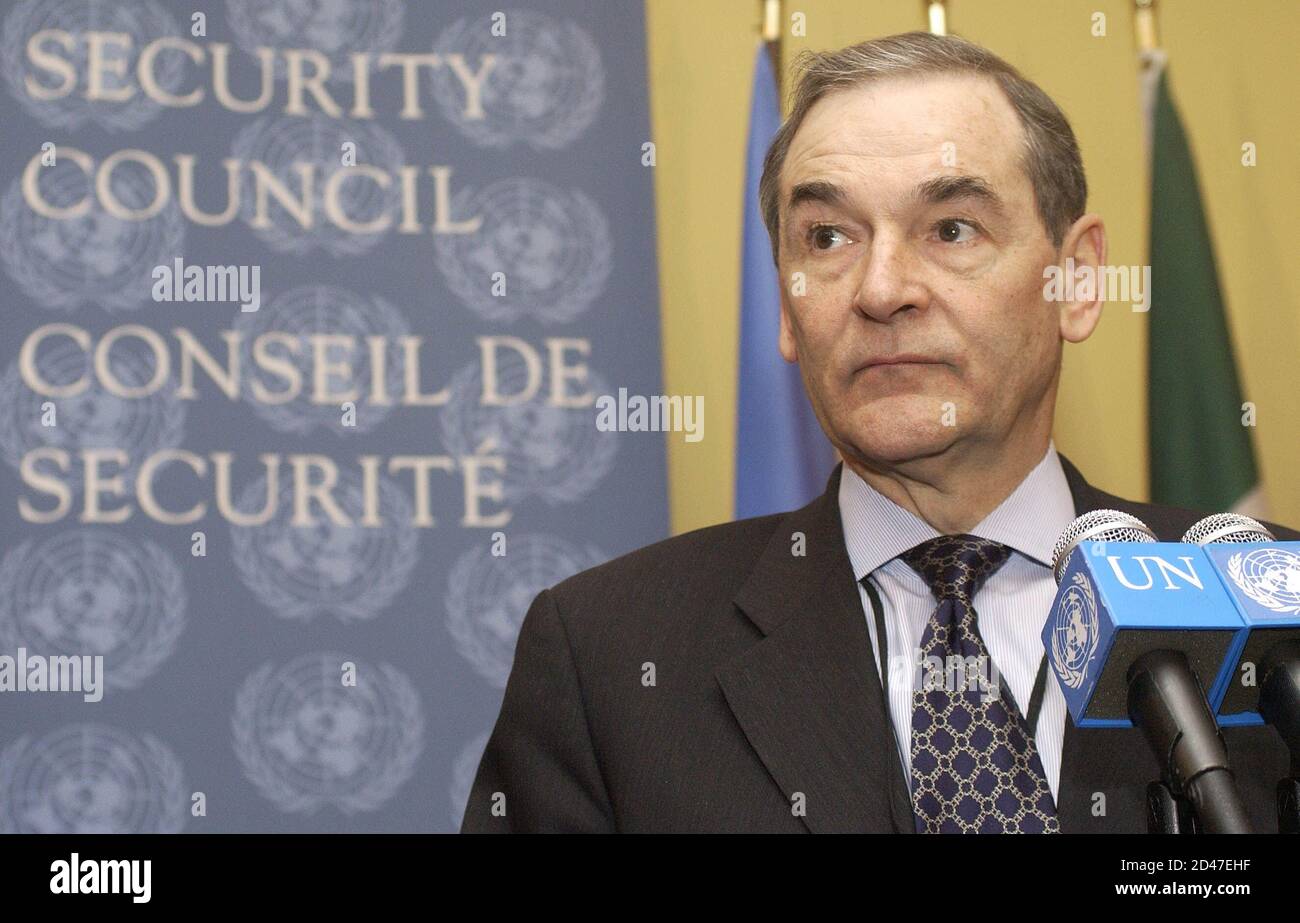 Jeremy Greenstock, Ambasciatore britannico presso le Nazioni Unite, parla dopo che il Consiglio di sicurezza delle Nazioni Unite ha votato a New York il 28 marzo 2003. Venerdì il Consiglio di sicurezza delle Nazioni Unite ha votato all'unanimità per attingere miliardi di dollari in entrate petrolifere irachene per acquistare cibo e medicine per il popolo iracheno che si trova ad affrontare una possibile crisi umanitaria in guerra. Il voto del 15-0 per riavviare il programma "petrolio in cambio di cibo", che fornisce beni di base al 60 per cento dei 26 milioni di persone iracheni, è arrivato dopo una settimana di negoziati rancori. REUTERS/chip East CME/GN Foto Stock