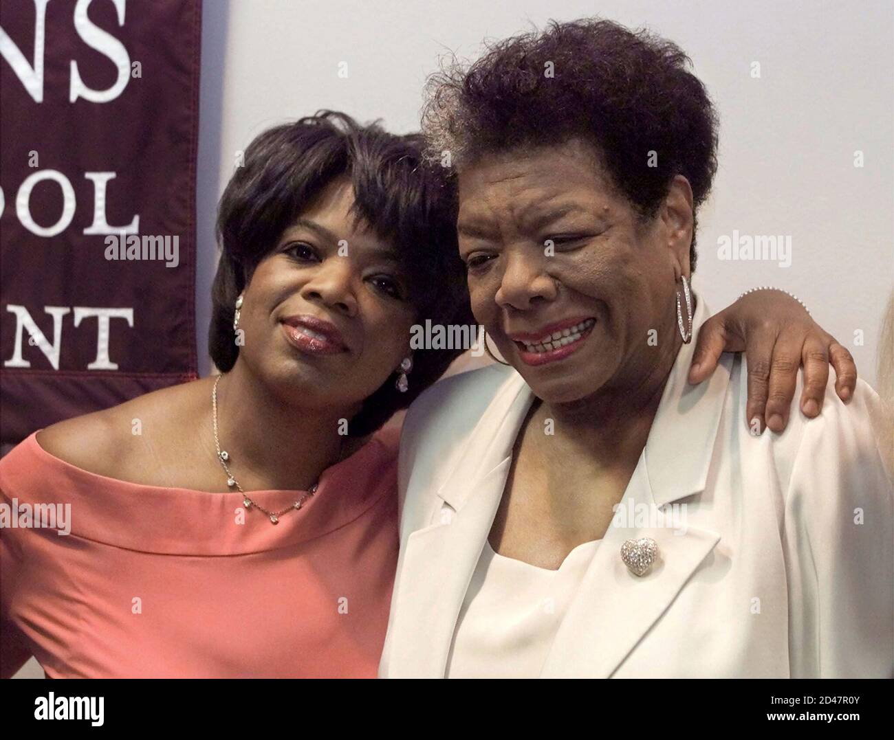 Oprah Winfrey (L), editore e talk show, appoggia la testa sulla spalla del poeta e autore Maya Angelou (R) durante un'opportunità fotografica il 5 maggio 2001, prima che i due partecipassero ad un dialogo uno-a-uno alla Simmons Graduate School of Management Leadership Conference di Boston. JRB/SV Foto Stock