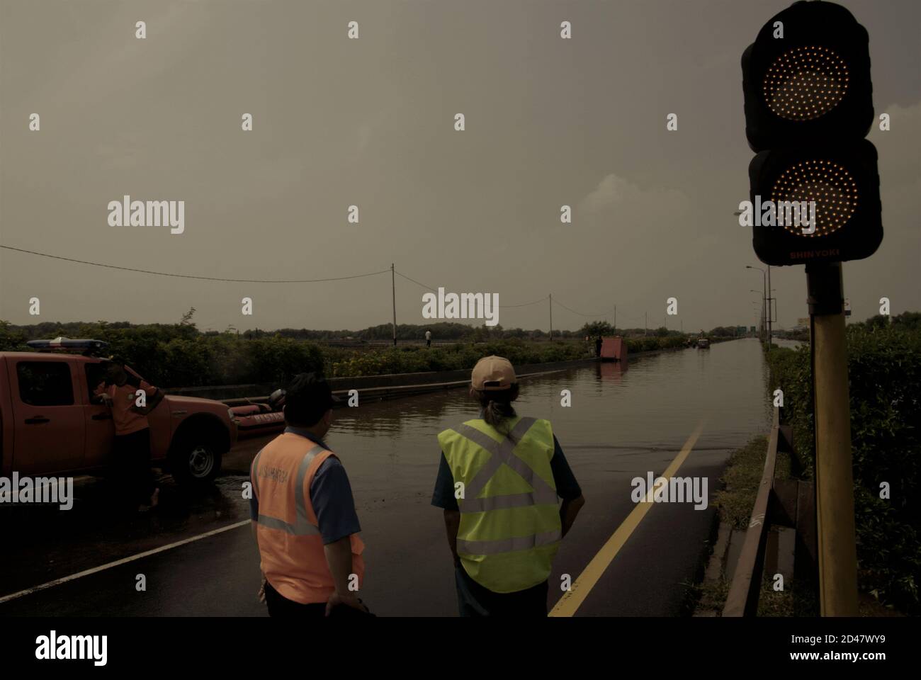 Membri dell'Agenzia di ricerca e salvataggio dell'Indonesia (Basarnas) che monitorano la parte allagata della strada a pedaggio dell'aeroporto di Giacarta, dopo le piogge torrenziali nel maggio 2008. Foto di archivio. Foto Stock