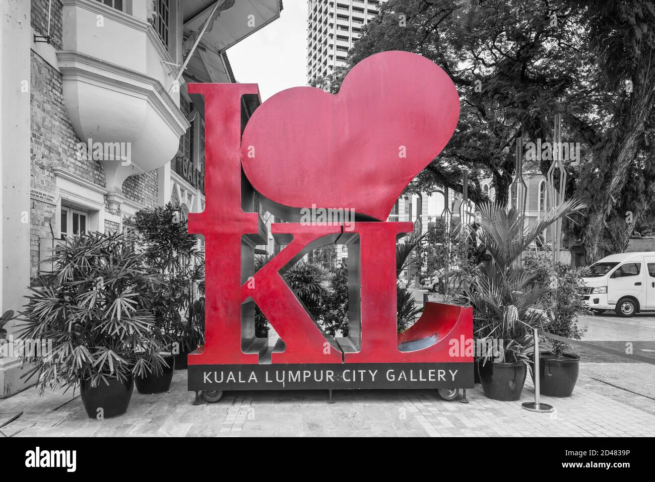 Kuala Lumpur, Malesia - 2 dicembre 2019: L'icona segno Rosso Io amo KL di fronte alla Kuala Lumpur City Gallery a Kuala Lumpur, Malesia. Nero e bianco Foto Stock