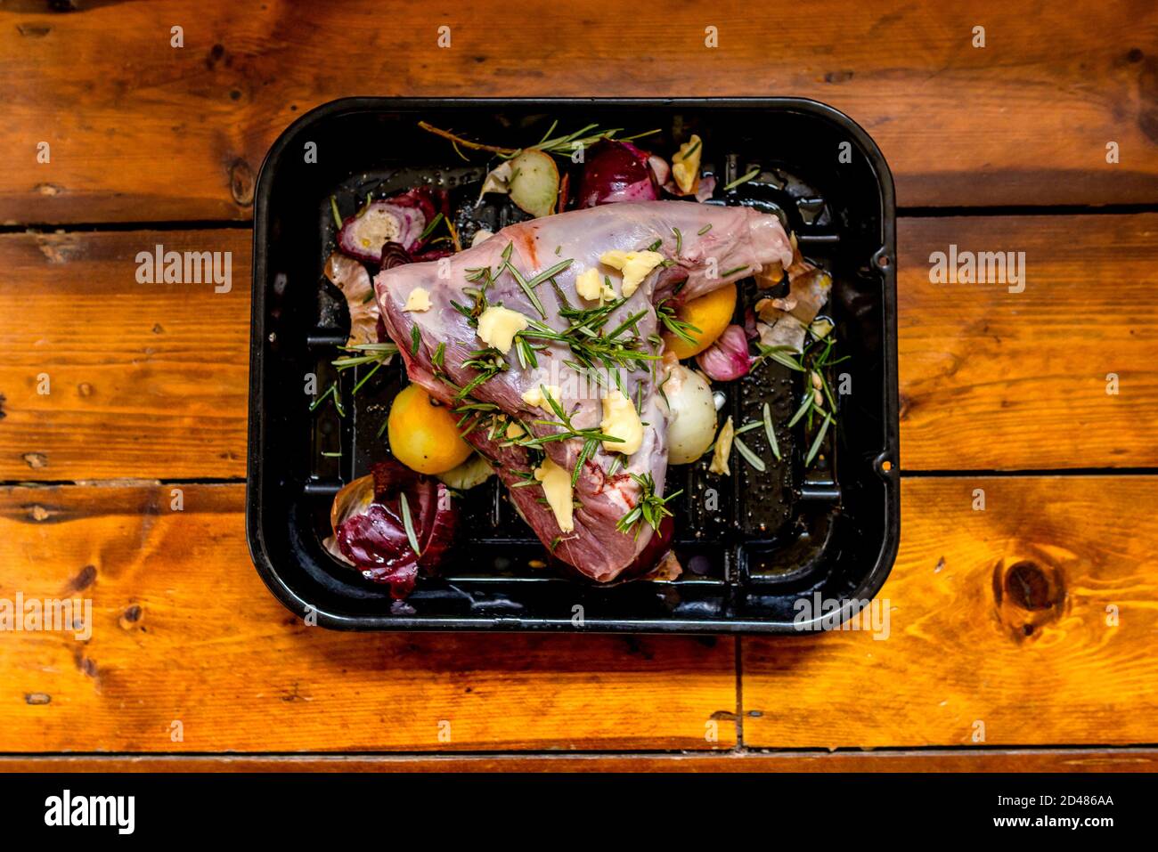 Rustic gamba arrosto di agnello e patate Dauphinoise Foto Stock
