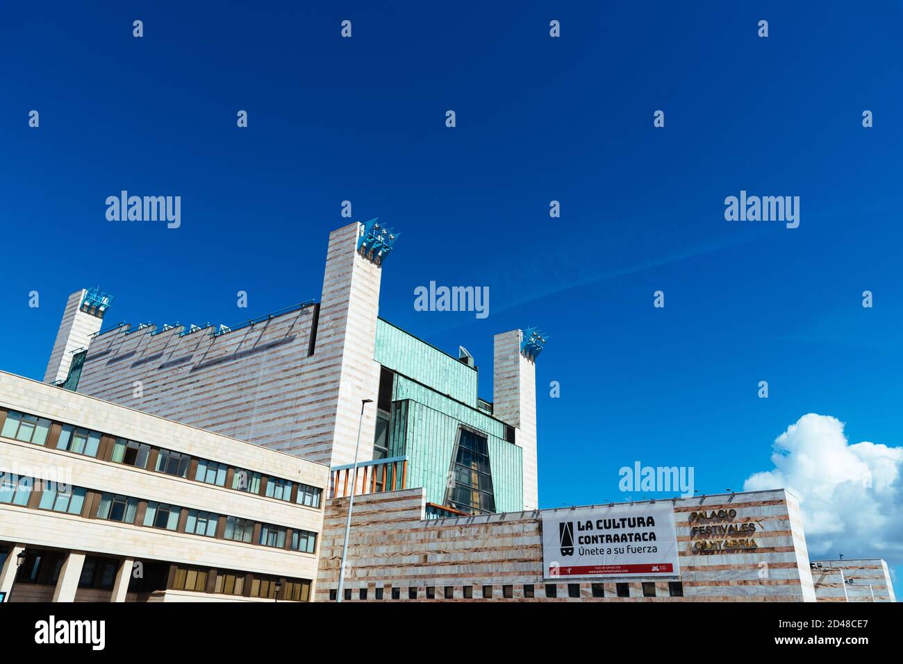 Santander, Spagna - 13 settembre 2020: Palacio de Festivales o Palazzo del Festival, un famoso teatro nella baia di Santander progettato dall'architetto Oiza. S Foto Stock