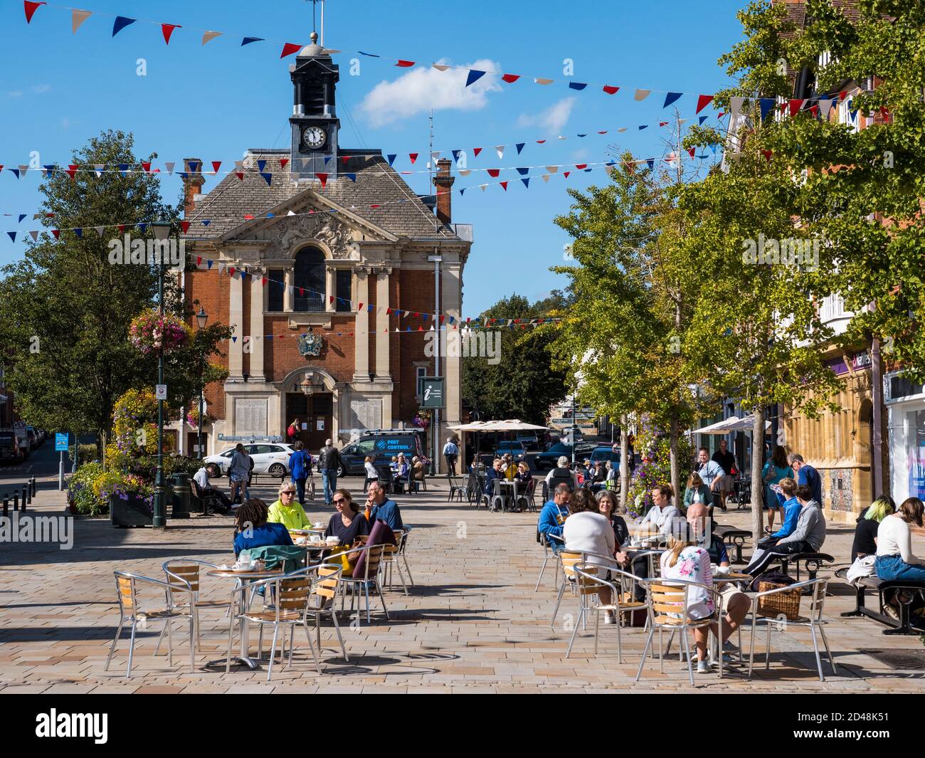 Henley Town Hall, Market Place, con Alfresco eating, Henley-on-Thames, Oxfordshire, Inghilterra, Regno Unito, GB. Foto Stock
