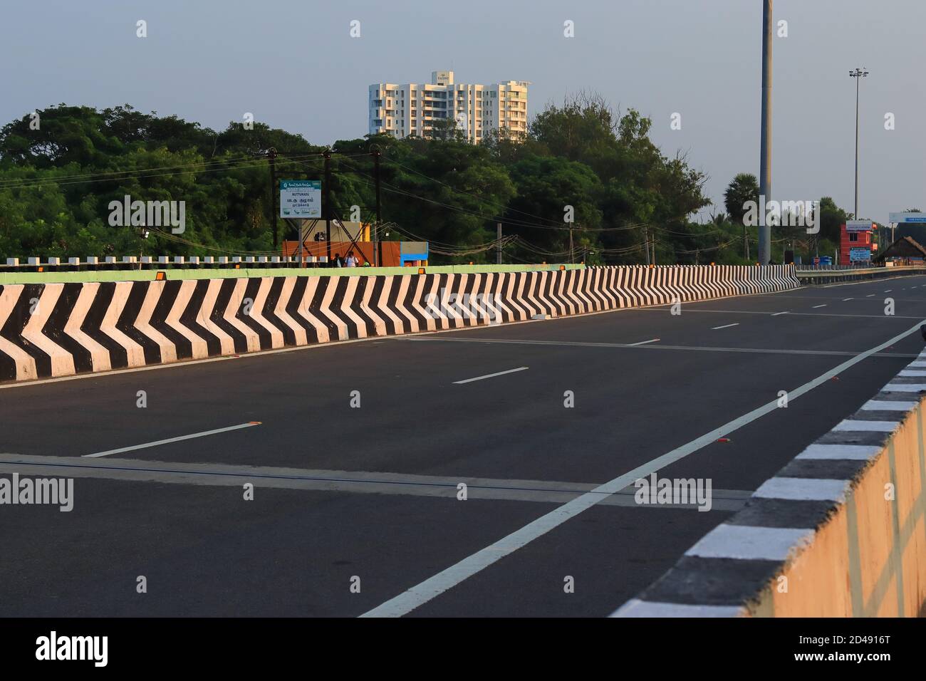 Chennai, Tamil nadu , India . Ottobre 07,2020 una vista attraente della strada pubblica moderna e i posti di controllo, semafori e gli edifici su di essa Foto Stock