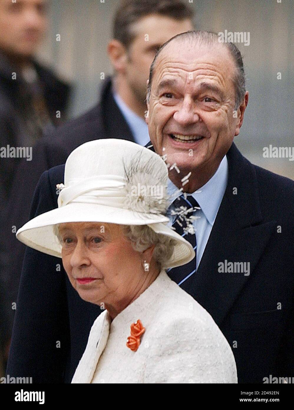 French President Jacques Chirac receives Queen Elizabeth II during an official ceremony with full military honours on the Champs Elysees in Paris, April 5, 2004. Queen Elizabeth II and her husband The Duke of Edinburgh start a three-day state visit to mark the centenary of the Entente Cordiale, the colonial-era promise of cross-channel friendship between Britain and France. REUTERS/Eric Feferberg/Pool JES/WS Foto Stock