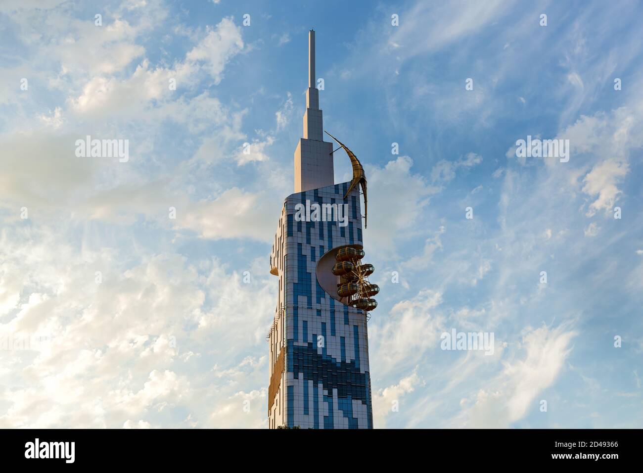 Batumi Georgia 18 giugno 2017: Vista del grattacielo della Torre Batumi, all'interno della quale è presente una ruota panoramica. Edifici moderni e sviluppo turistico Foto Stock