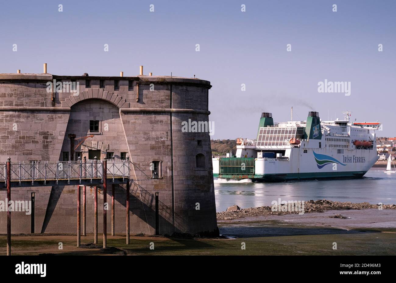 Il traghetto Rosslare, Irlanda, parte da Pembroke Dock, Galles, passando per la vecchia Gun Tower Foto Stock