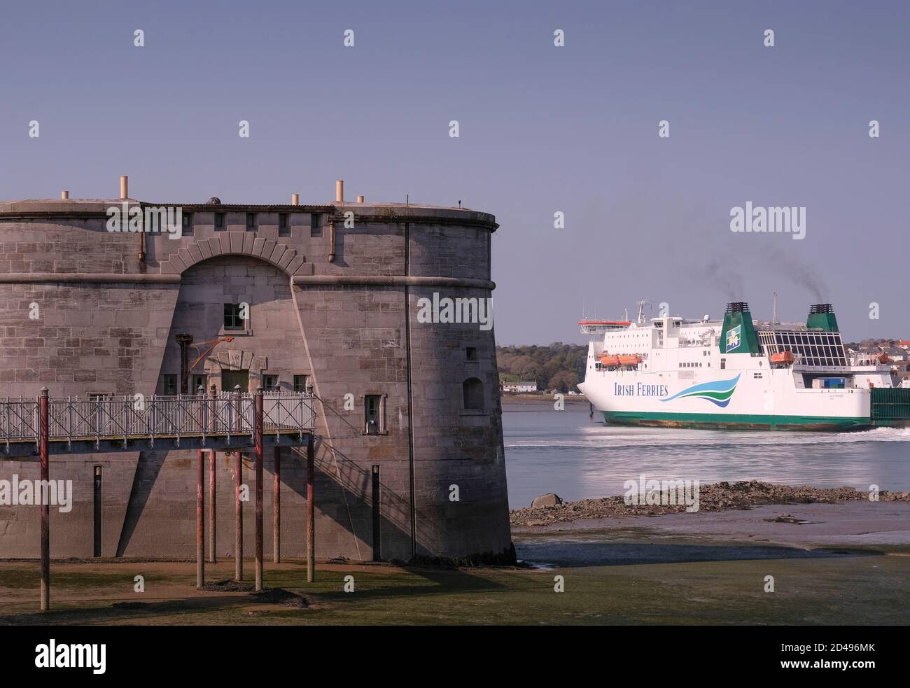 Il traghetto Rosslare, Irlanda, parte da Pembroke Dock, Galles, passando per la vecchia Gun Tower Foto Stock