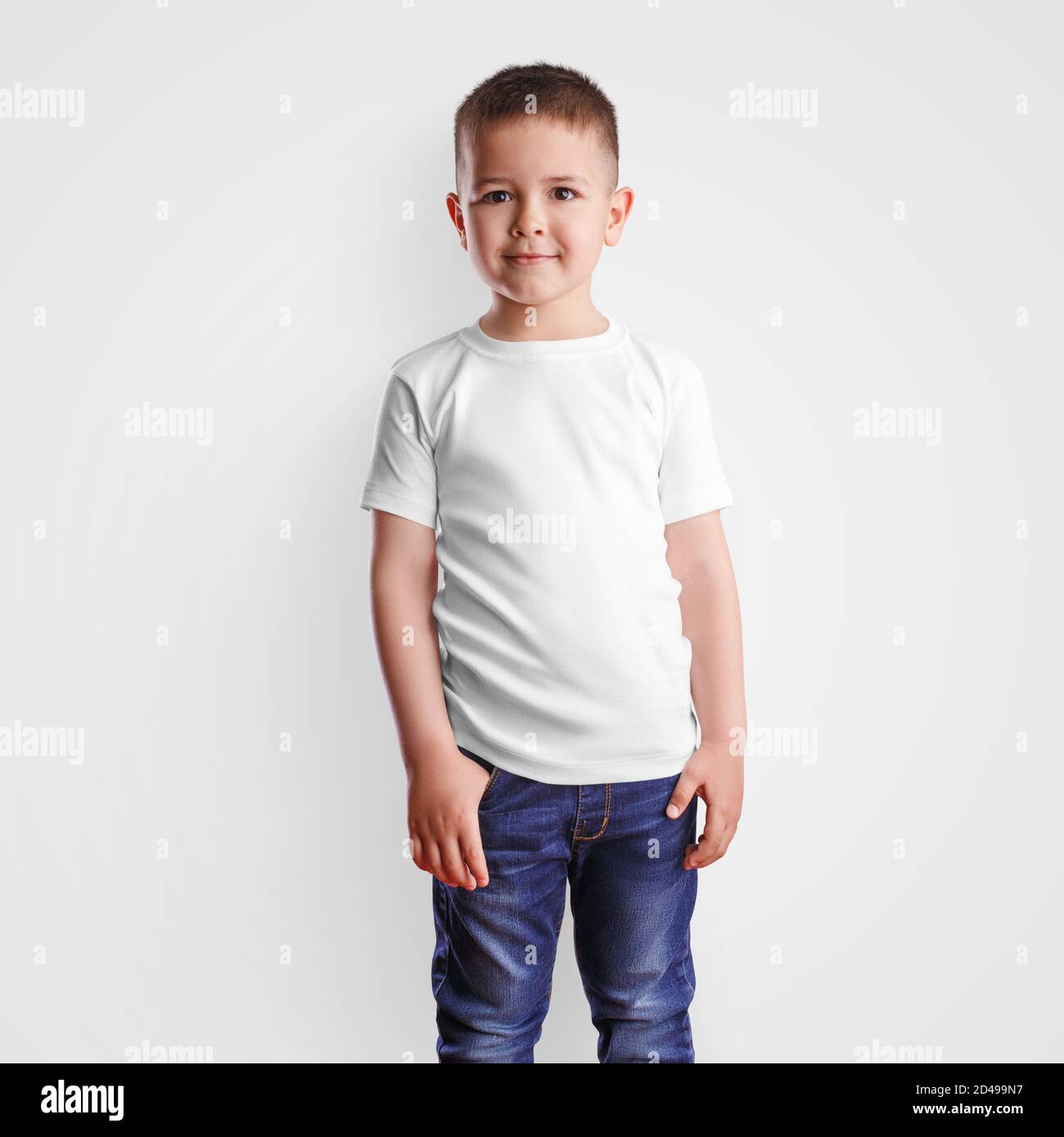 Maglietta bianca mockup su bel ragazzo in jeans blu, vestiti bianchi per  design e presentazione modello. Modello casual per bambini isolato su  sfondo Foto stock - Alamy