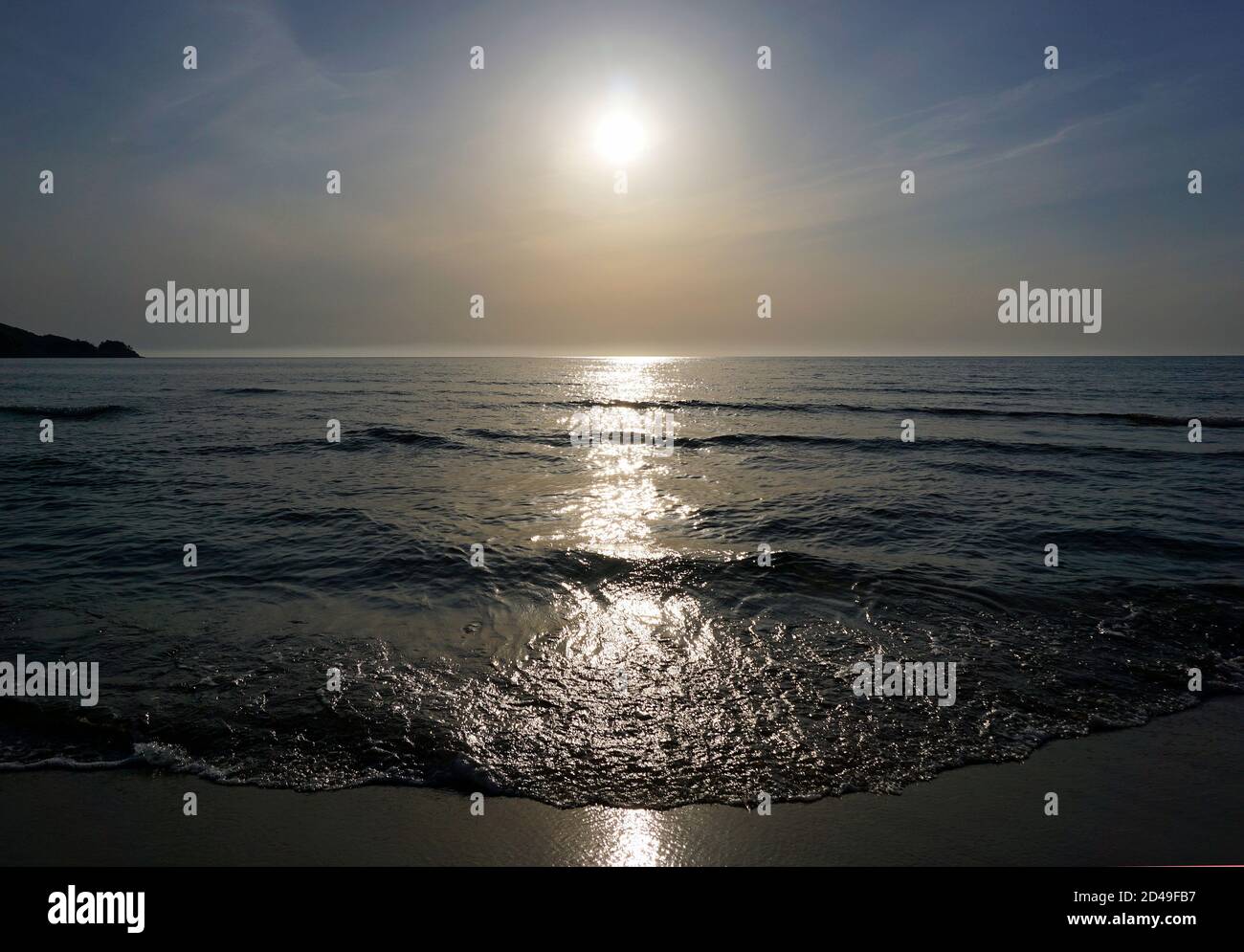 Foto della spiaggia con il sole che tramonta Foto Stock
