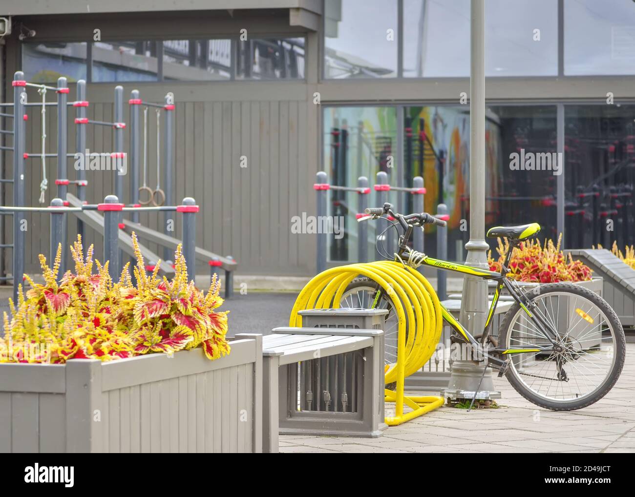 Kazan, Russia, 16 settembre 2020. Biciclette sportive nel parcheggio per biciclette vicino a una moderna area fitness Foto Stock