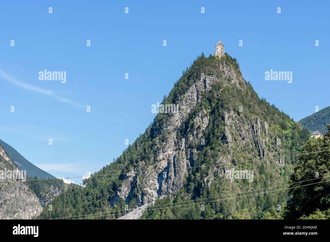 Le rovine del Castello di Kronburg si trovano su una ripida parete rocciosa tra Zams e Schönwies, nell'Oberland tirolese, in Austria Foto Stock