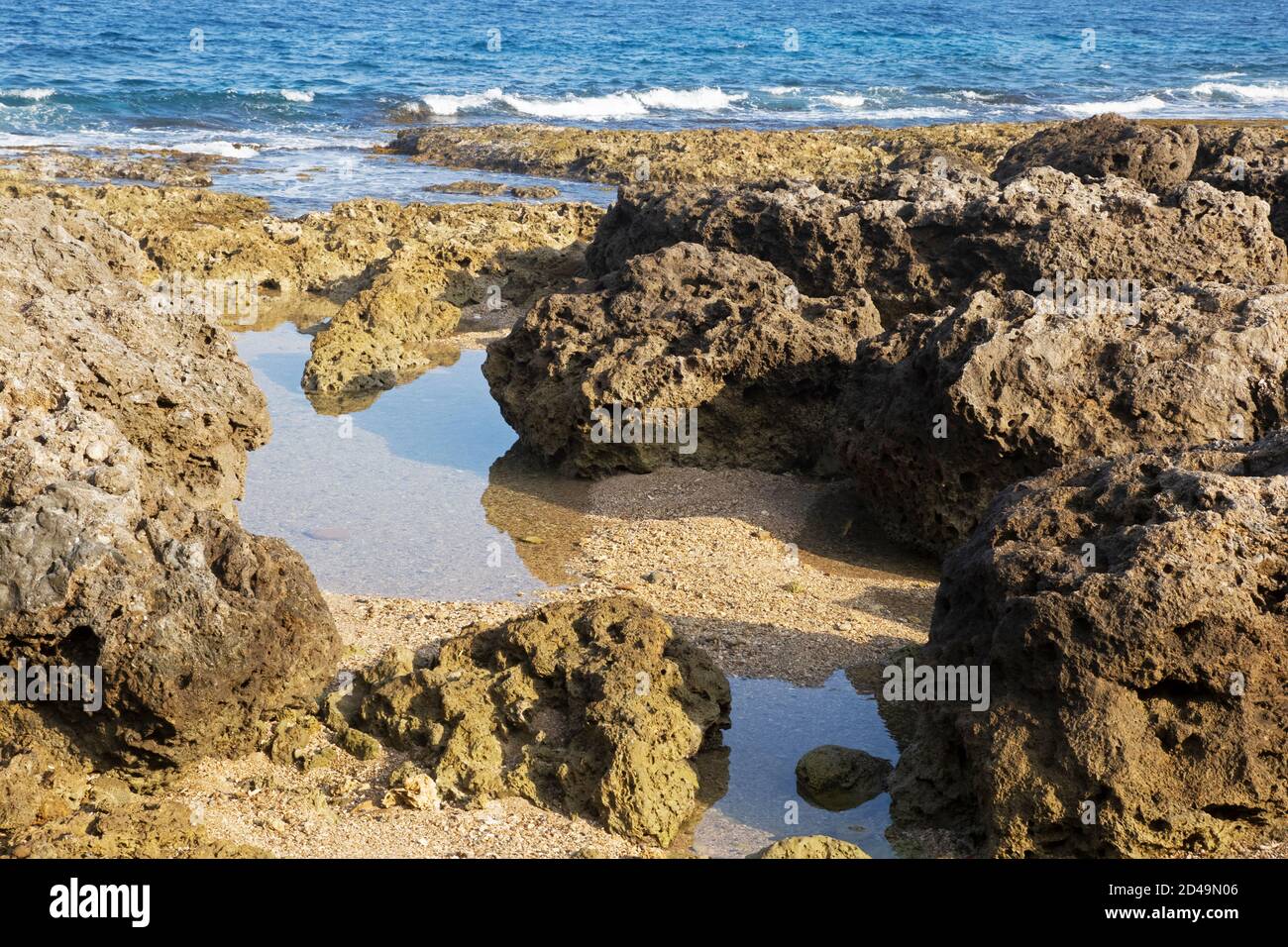 Spiaggia senza nome di roccia vulcanica o Igneous sulla costa di Taiwan, Cina Foto Stock
