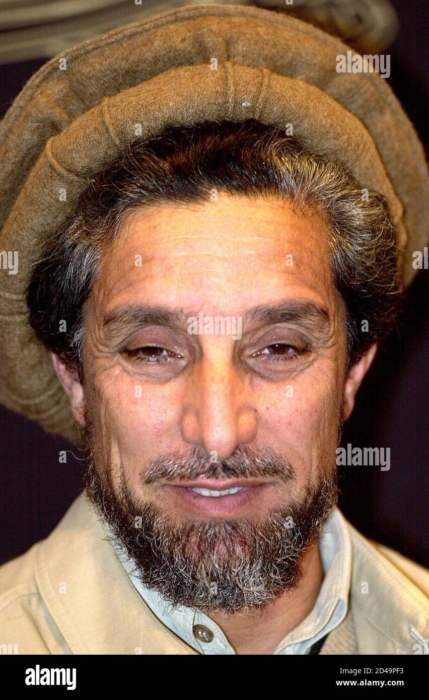 Ahmad Shah Massoud, il comandante veterano che guida la lotta armata contro  i talebani al potere dell'Afghanistan sorride in una conferenza stampa a  Parigi, il 4 aprile 2001. [Massoud, che ha incontrato