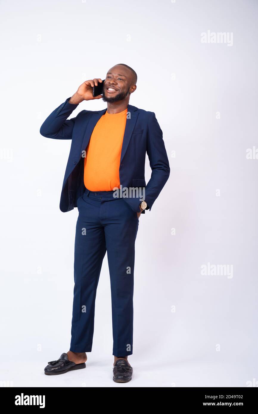 felice uomo d'affari africano che fa una telefonata Foto Stock