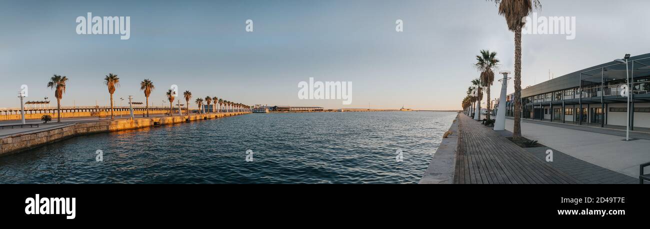 Bellissimo porto di Alicante, Spagna al mare Mediterraneo. Castello di Santa Barbara - vista aerea panoramica della famosa città turistica di Costa Blanca, SPAI Foto Stock