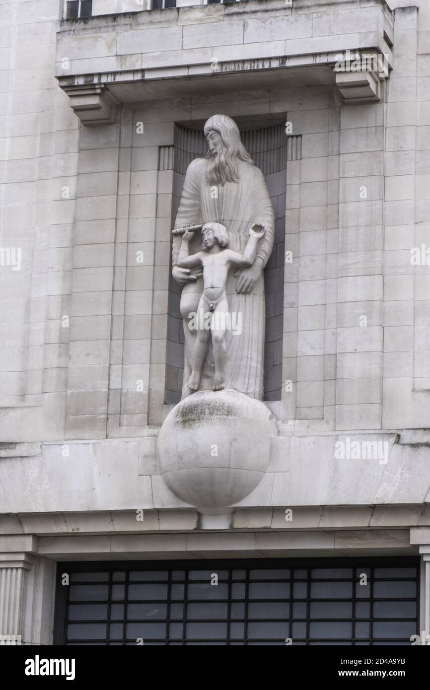 LONDRA, REGNO UNITO - 28 aprile 2018: Prospero e Ariel di Eric Gill all'esterno dell'edificio della BBC Foto Stock
