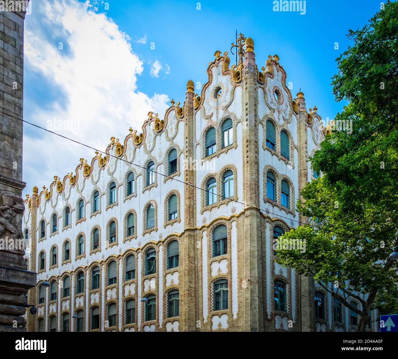 Budapest, Ungheria, agosto 2019, parte superiore dell'edificio della Postal Savings Bank Foto Stock