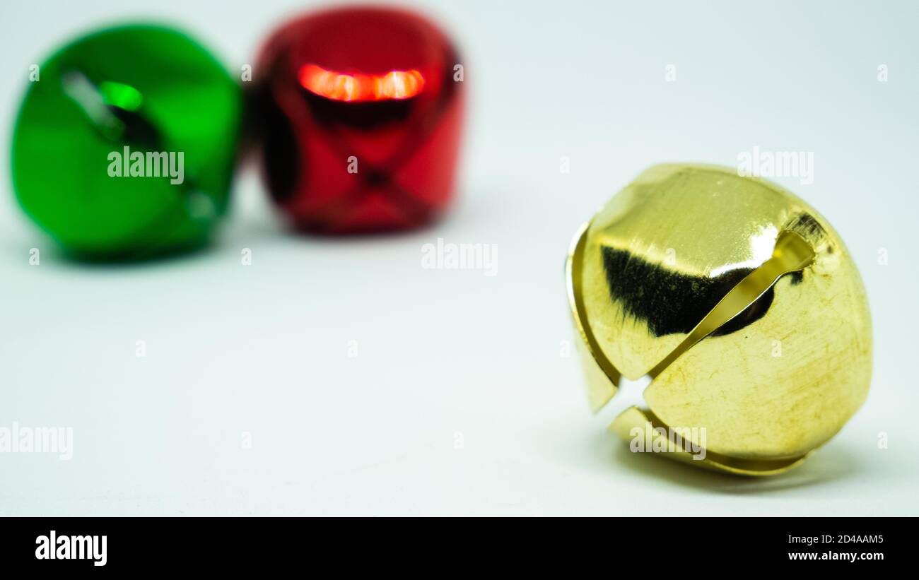 golden, rosso e verde natale jingle campana su sfondo bianco Foto Stock