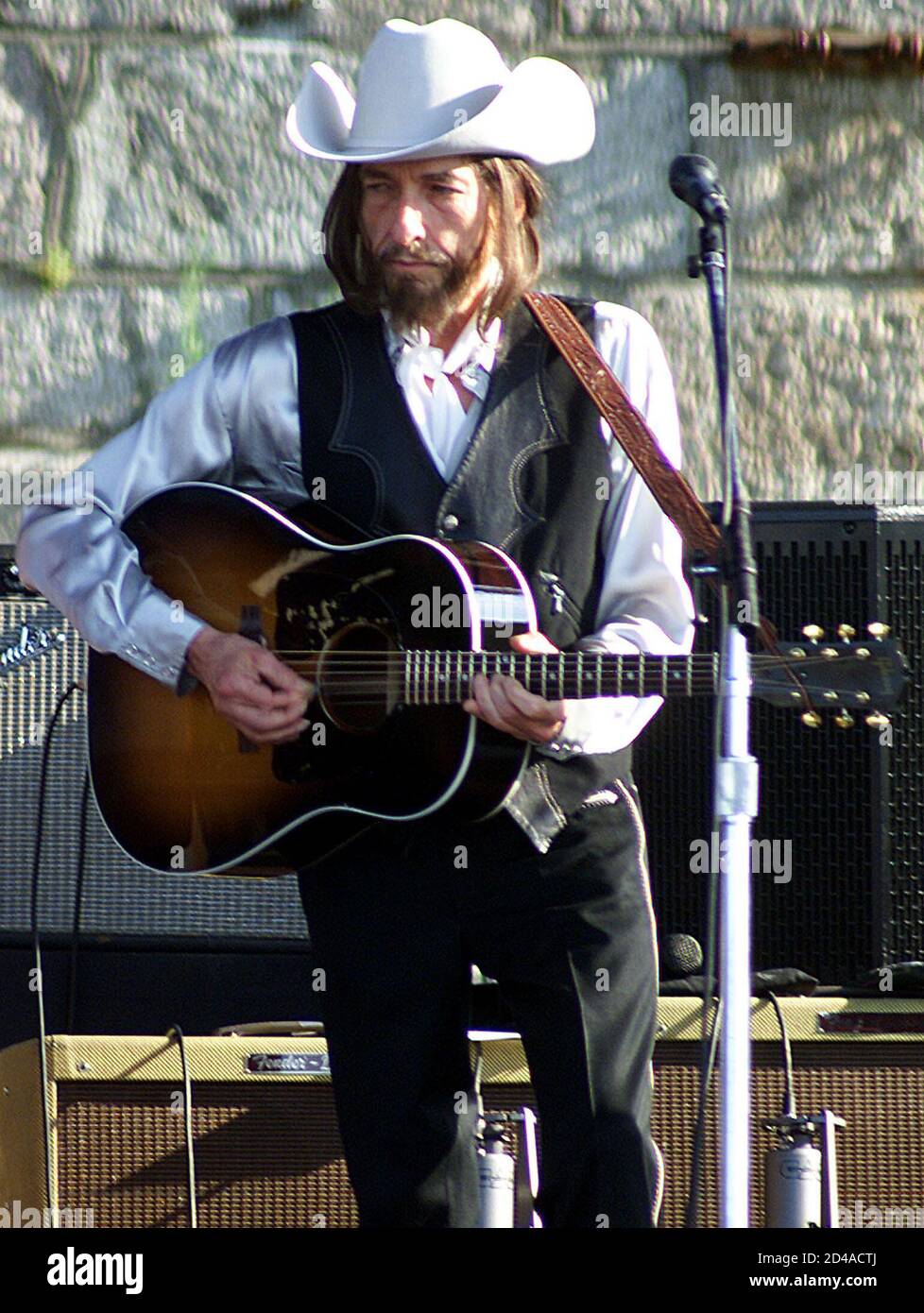 Il cantante Bob Dylan si esibisce all'Apple & Eve Newport Folk Festival di  Newport, il 3 agosto 2002. Questo è il primo ritorno di Dylan al festival  dalla sua ultima esibizione nel