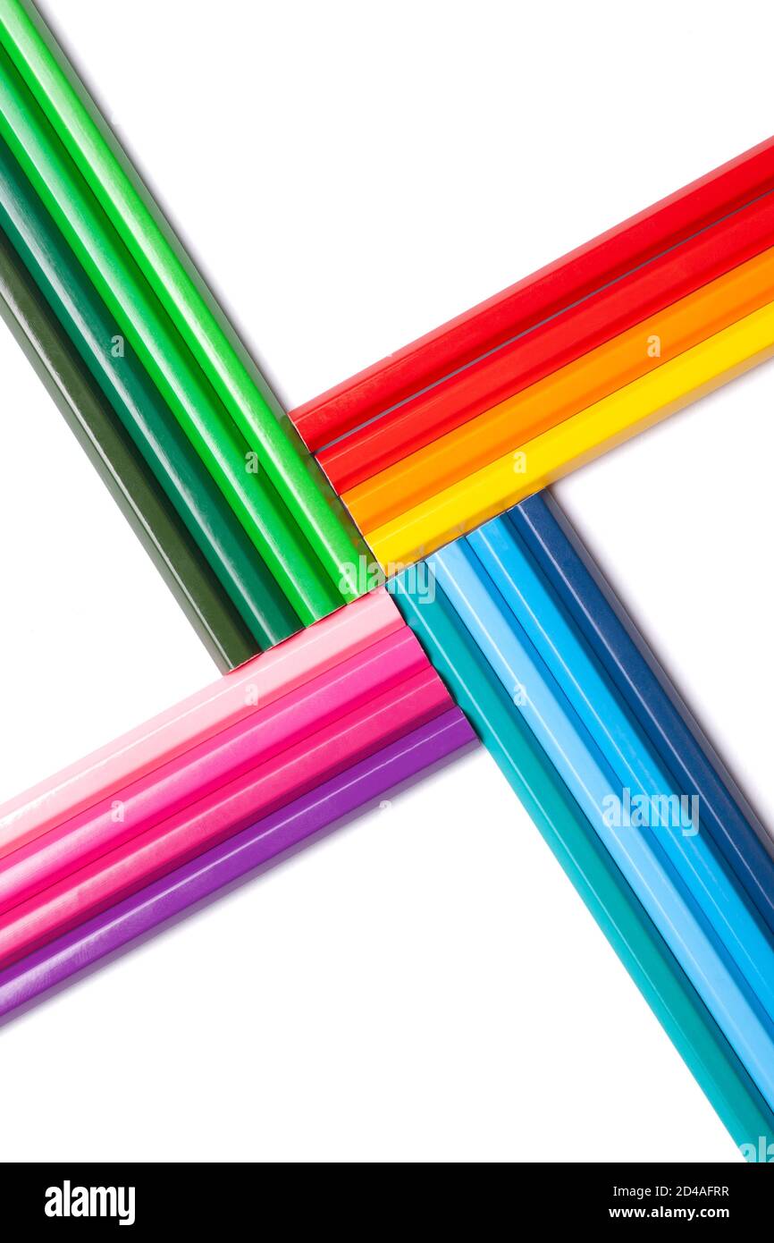 Matite non ombreggiate di colore arcobaleno a forma di croce greca, isolate su sfondo bianco Foto Stock