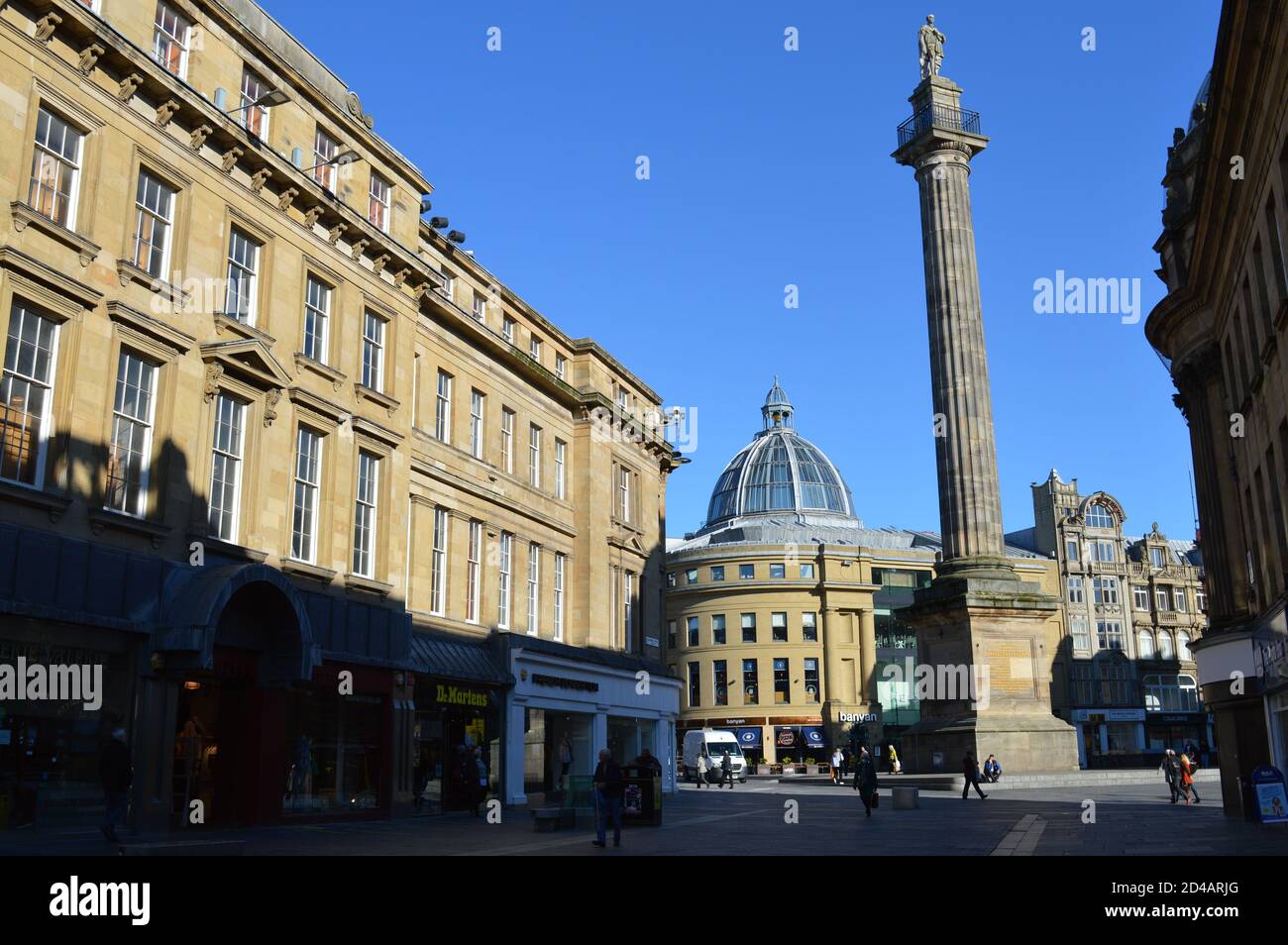 Guardando lungo Grainger Street, Newcastle-upon-Tyne in una giornata di autunno brillante Foto Stock
