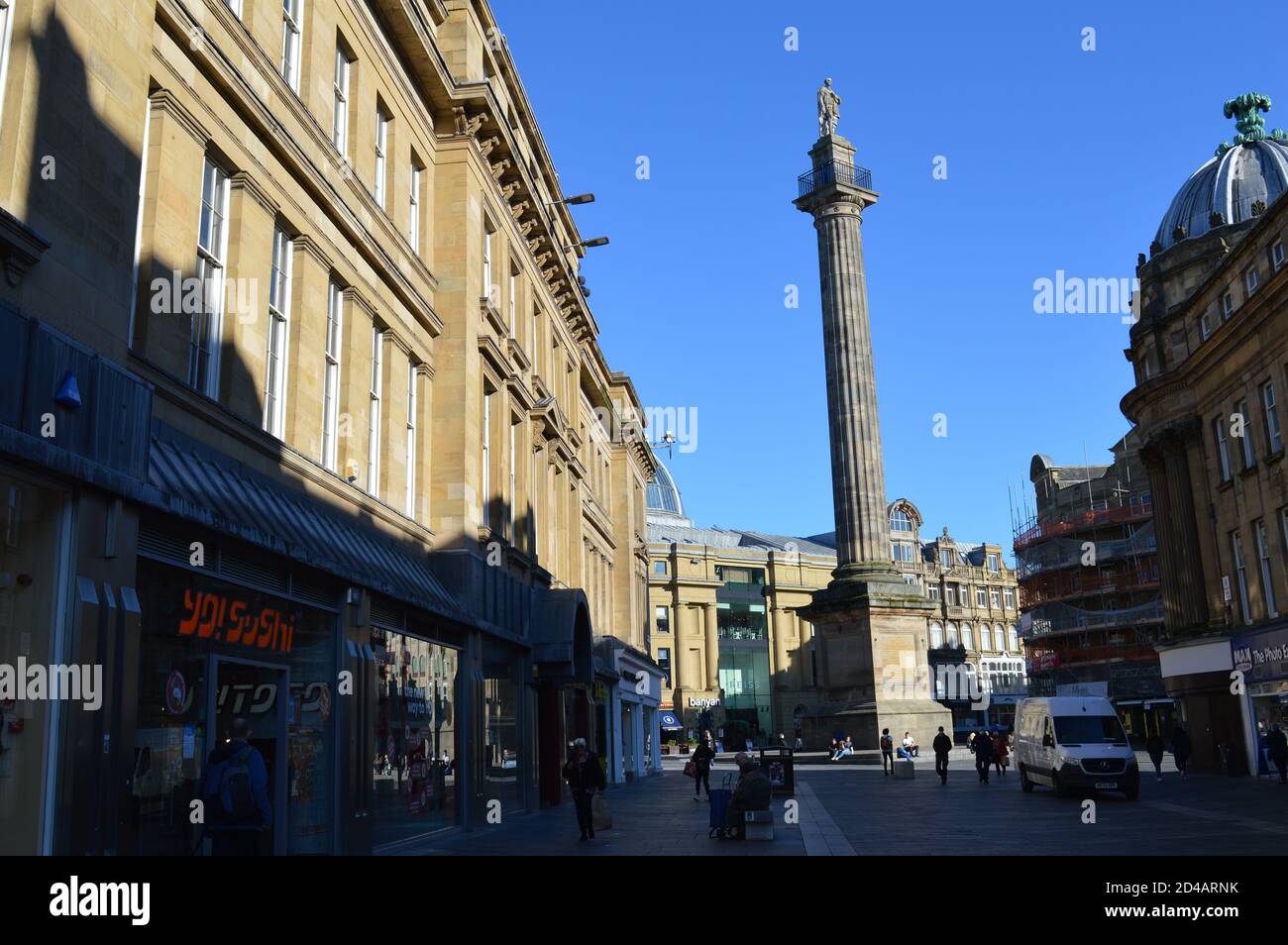 Guardando lungo Grainger Street, Newcastle-upon-Tyne in una giornata di autunno brillante Foto Stock