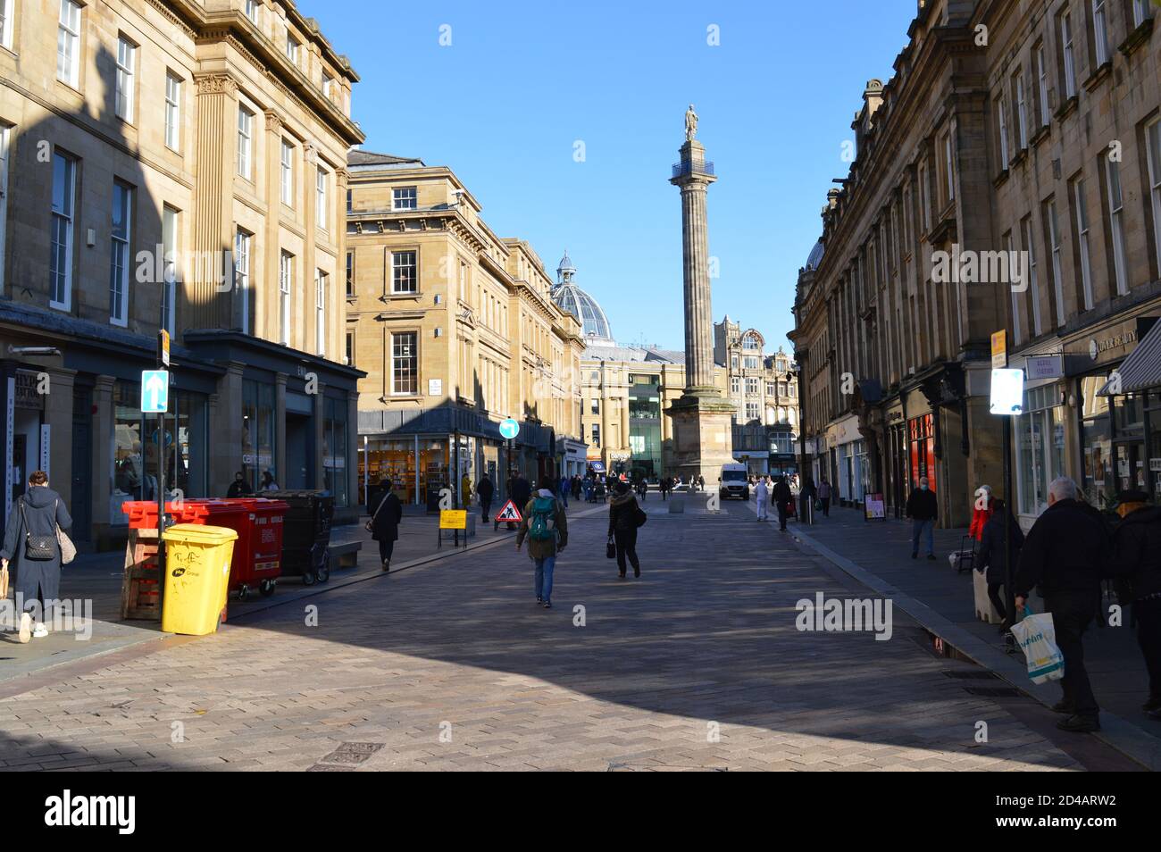 Guardando lungo Grainger Street, Newcastle-upon-Tyne in una giornata di autunno brillante Foto Stock