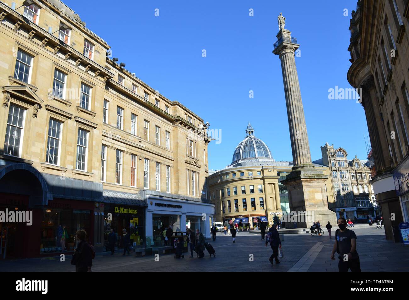 Guardando lungo Grainger Street, Newcastle-upon-Tyne in una giornata di autunno brillante Foto Stock
