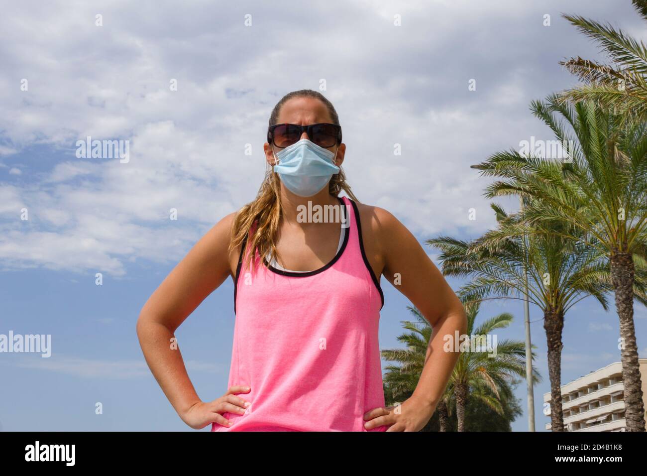 Coronavirus covid -19 pandemic Prevention.Fitness donne che indossano maschera medica contro Virus o inquinamento. Nuovo concetto normale di sicurezza, protezione e prevenzione Foto Stock