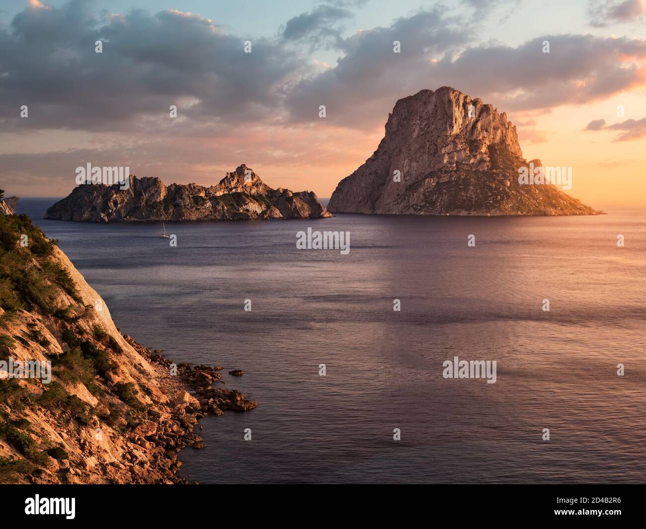 Bucolico e bellissimo paesaggio a Ibiza, Spagna. E 'Vedrá al tramonto, in estate. Scogliera di Cala D'Hort barca e mar mediterraneo Foto Stock