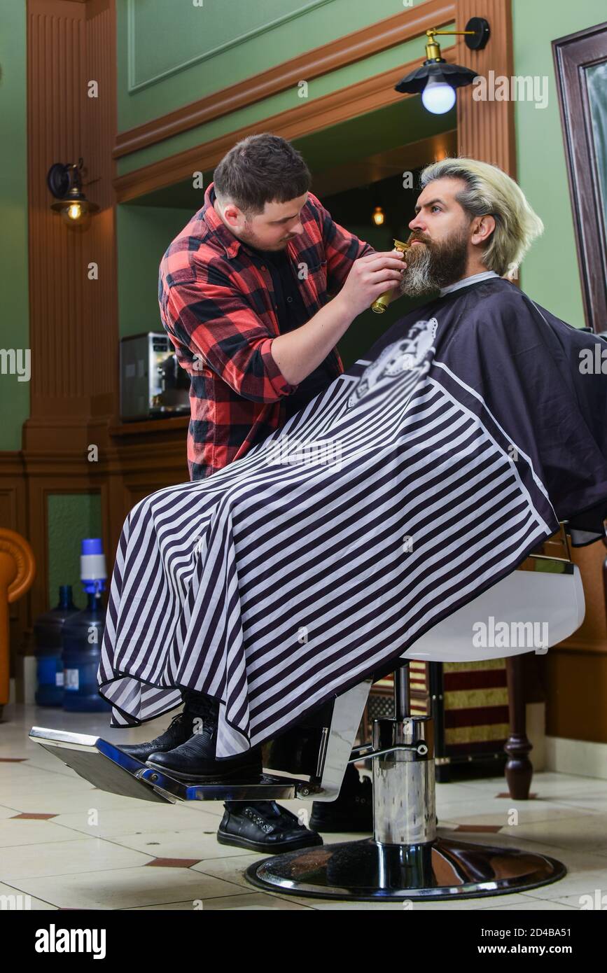 Dire sì a cose nuove. barber professionista master. Fare nuovo acconciatura. Uomo ottenere trendy acconciatura. Moda capelli per veri uomini. Bellezza e moda. Tintura capelli e dare forma. Maschile parrucchiere salone. Foto Stock